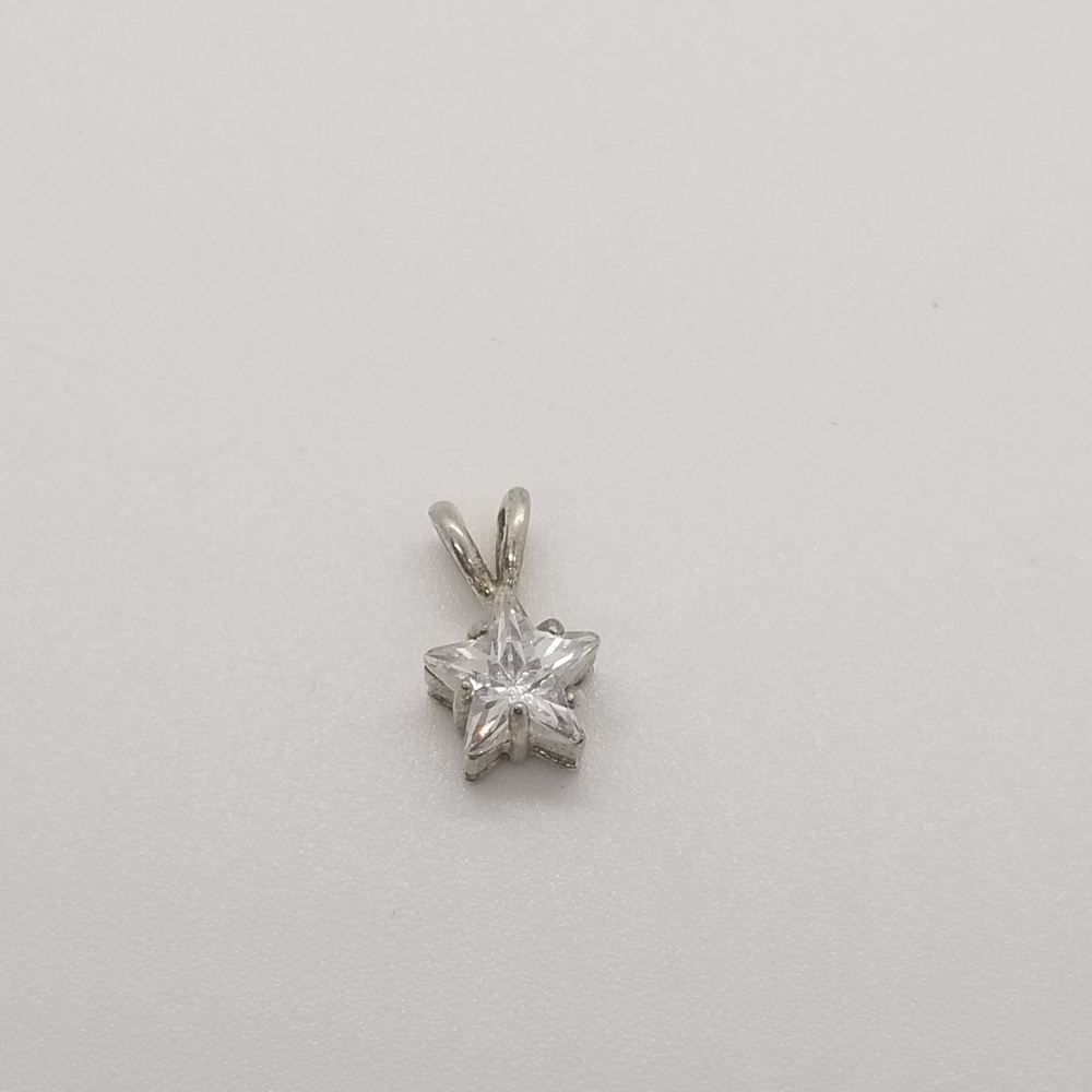 clear faceted star pendant in silver tone setting